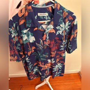 Tommy Bahama bold tropical print button down shirt in EUC. Worn once or twice.